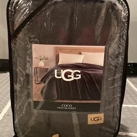 *SOLD* Ugg coco twin blanket in charcoal